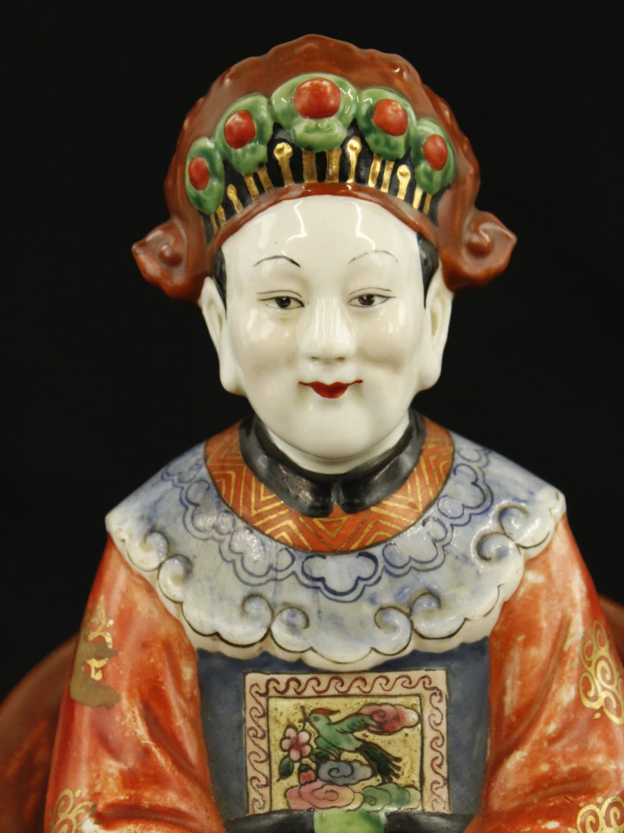 Porseleinen Aziatische figuur in traditionele kleding