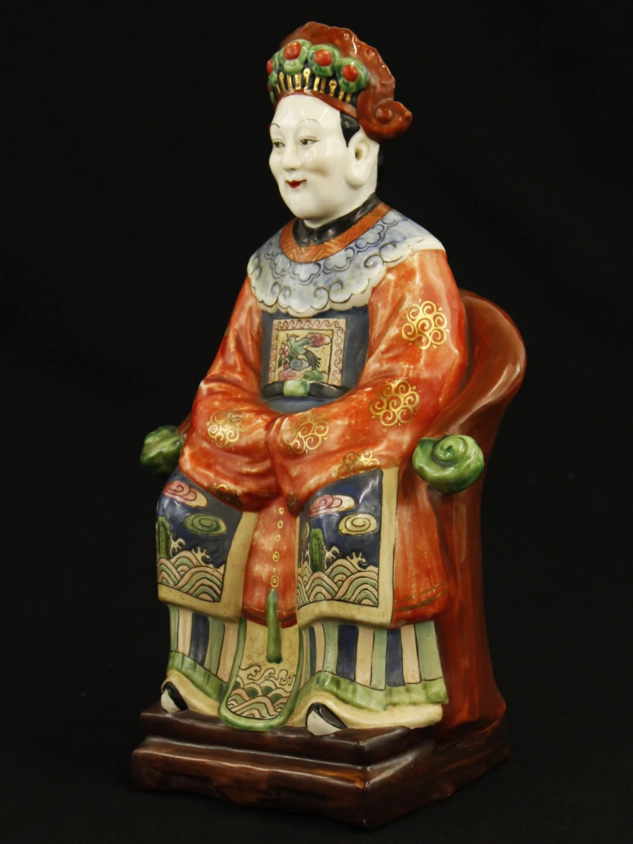 Porseleinen Aziatische figuur in traditionele kleding
