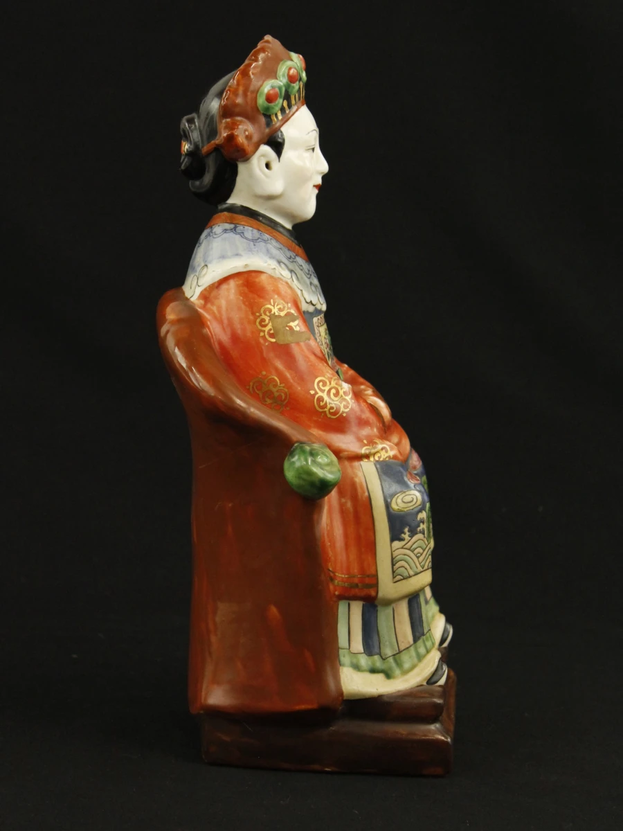 Porseleinen Aziatische figuur in traditionele kleding