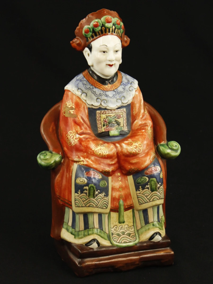 Porseleinen Aziatische figuur in traditionele kleding