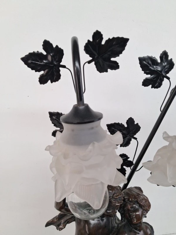 Sfeervolle Klassieke Figuratieve Tafel- / Schemerlamp – Twee Putti / Engeltjes met Glazen Tulpenkappen