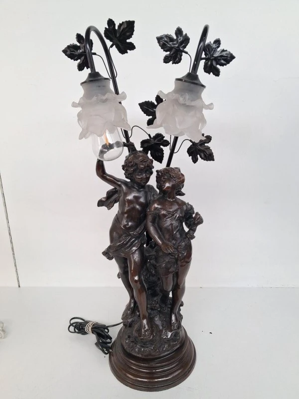 Sfeervolle Klassieke Figuratieve Tafel- / Schemerlamp – Twee Putti / Engeltjes met Glazen Tulpenkappen