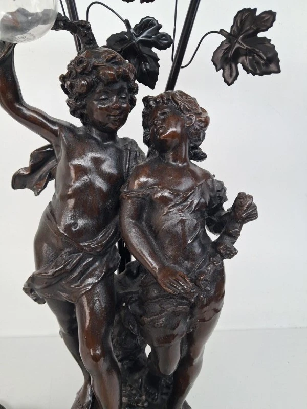 Sfeervolle Klassieke Figuratieve Tafel- / Schemerlamp – Twee Putti / Engeltjes met Glazen Tulpenkappen