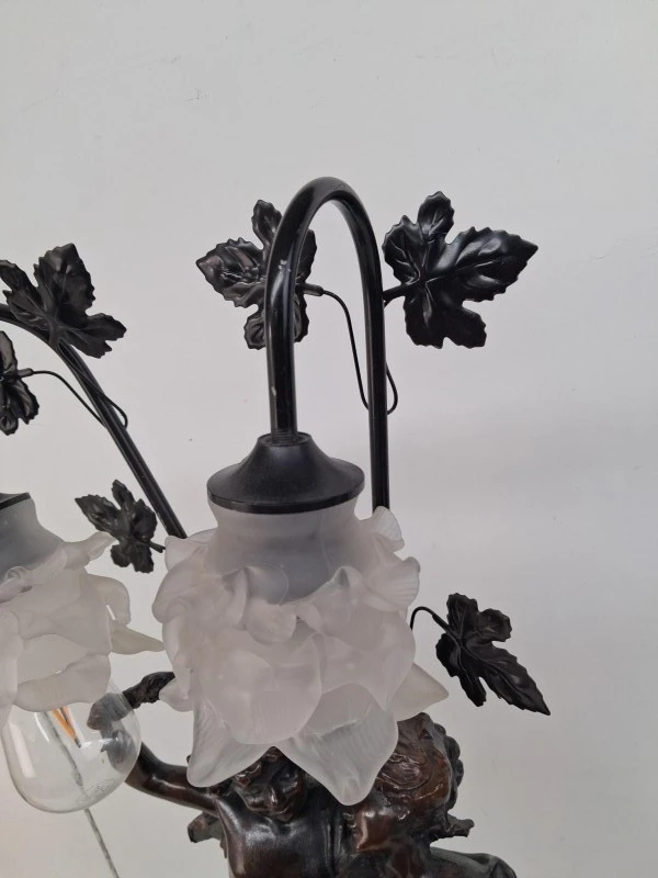 Sfeervolle Klassieke Figuratieve Tafel- / Schemerlamp – Twee Putti / Engeltjes met Glazen Tulpenkappen