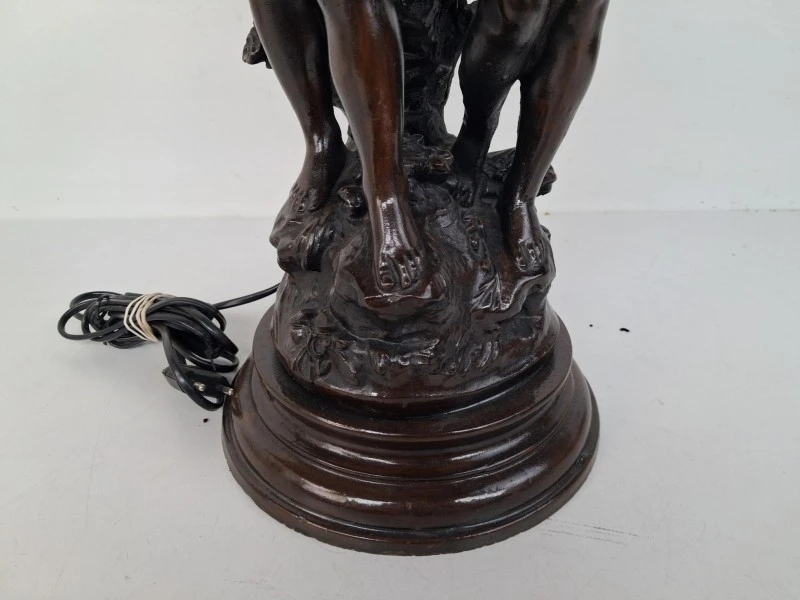 Sfeervolle Klassieke Figuratieve Tafel- / Schemerlamp – Twee Putti / Engeltjes met Glazen Tulpenkappen