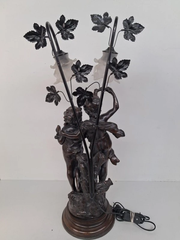 Sfeervolle Klassieke Figuratieve Tafel- / Schemerlamp – Twee Putti / Engeltjes met Glazen Tulpenkappen