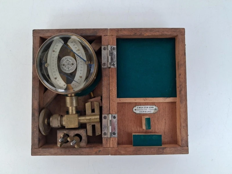 📐 Zeldzame Antieke Manometer in Originele Kist – C. Wilh. Stein Sohn Hamburg (ca. 1900) 📐