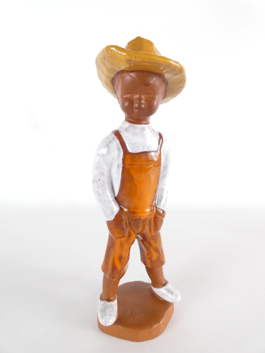 Terracotta beeldje van jongen met hoed