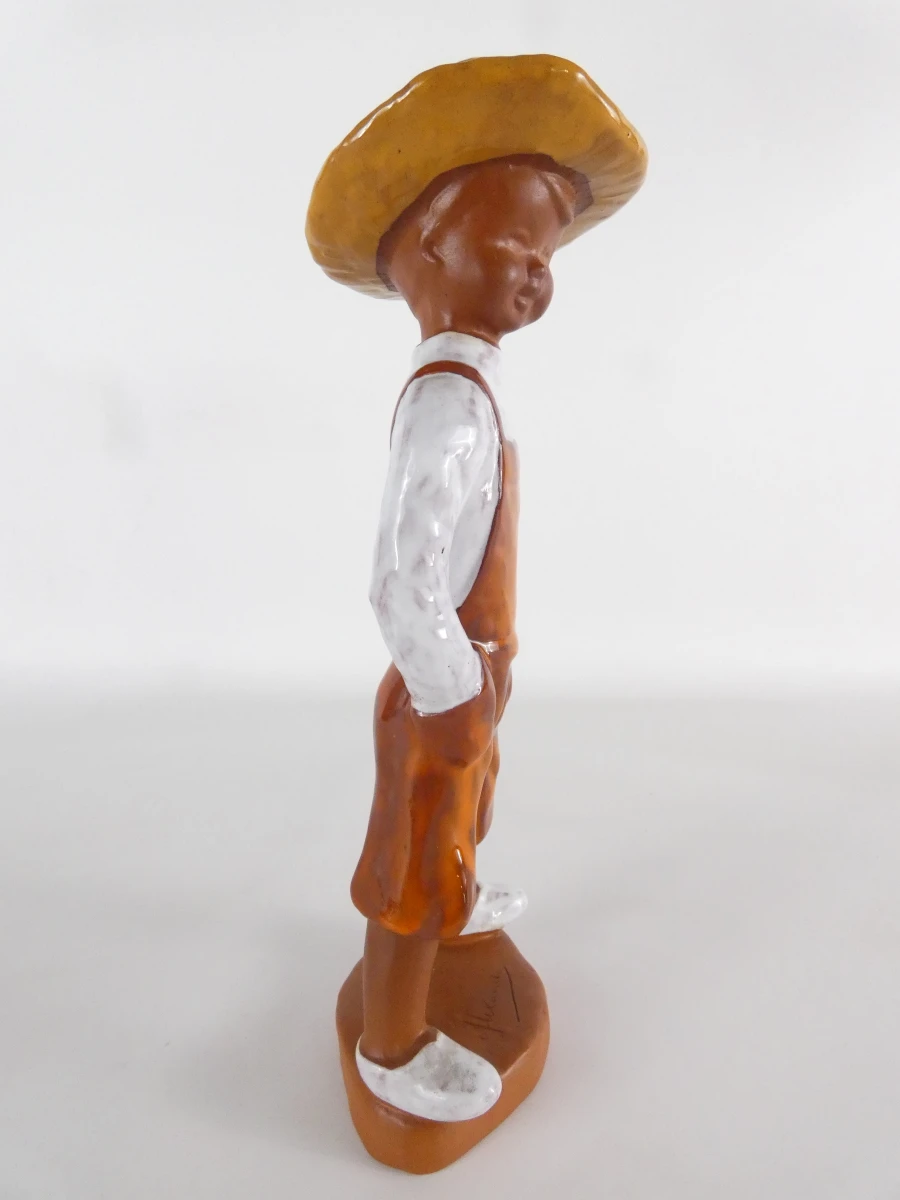 Terracotta beeldje van jongen met hoed