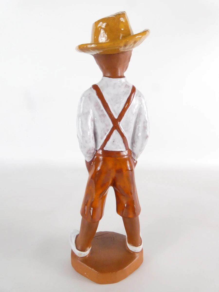 Terracotta beeldje van jongen met hoed