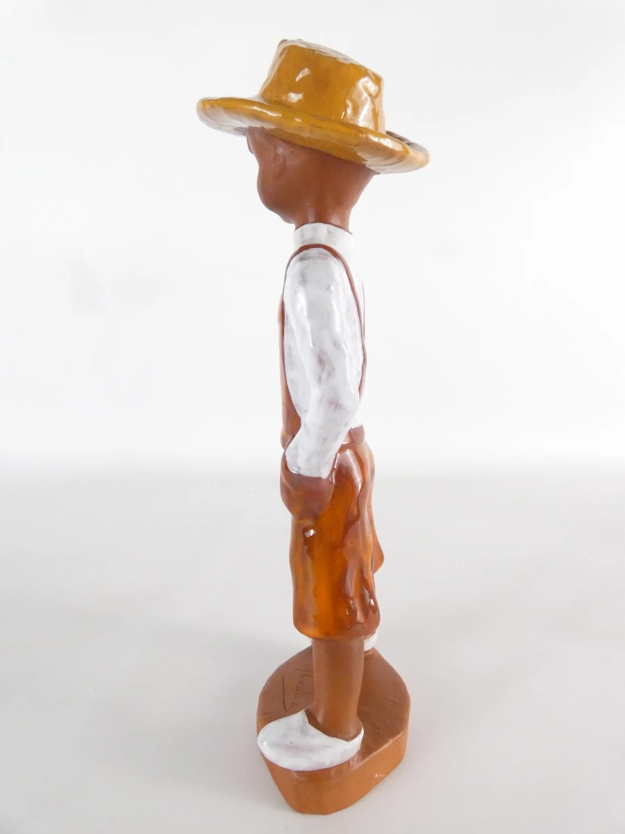 Terracotta beeldje van jongen met hoed