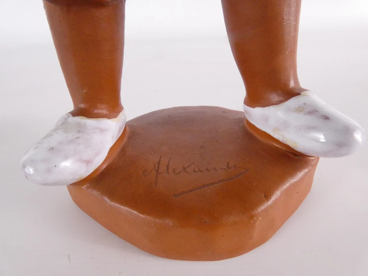 Terracotta beeldje van jongen met hoed
