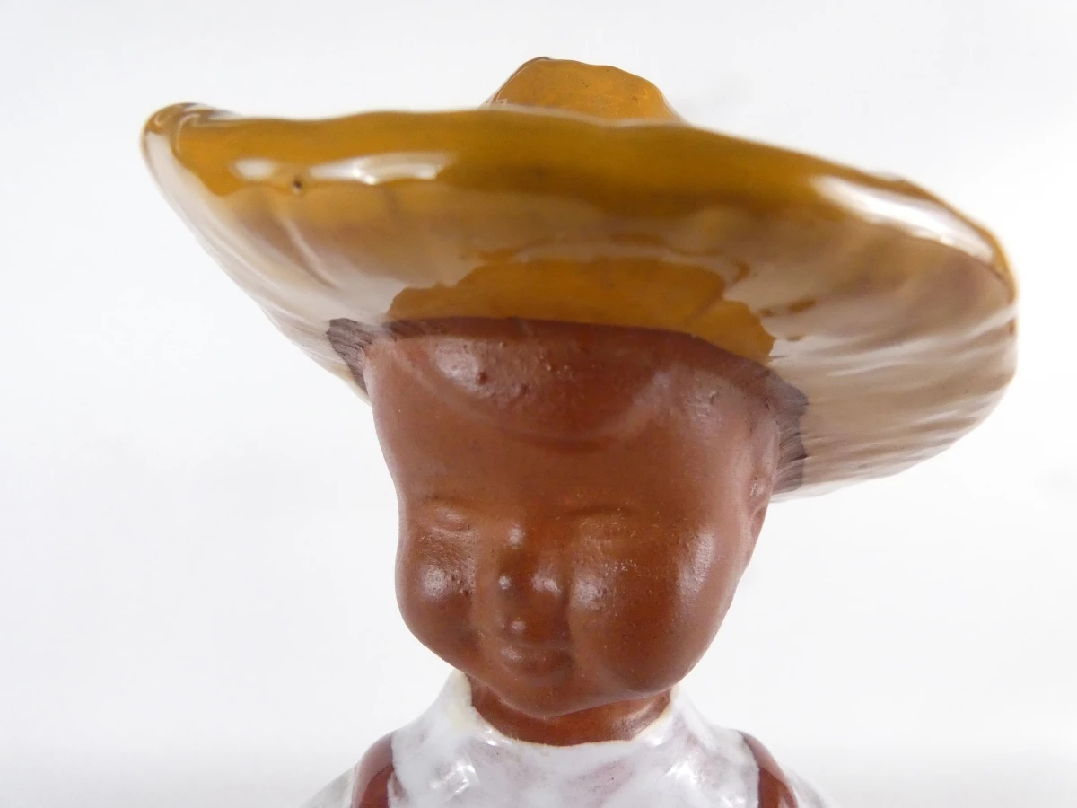 Terracotta beeldje van jongen met hoed