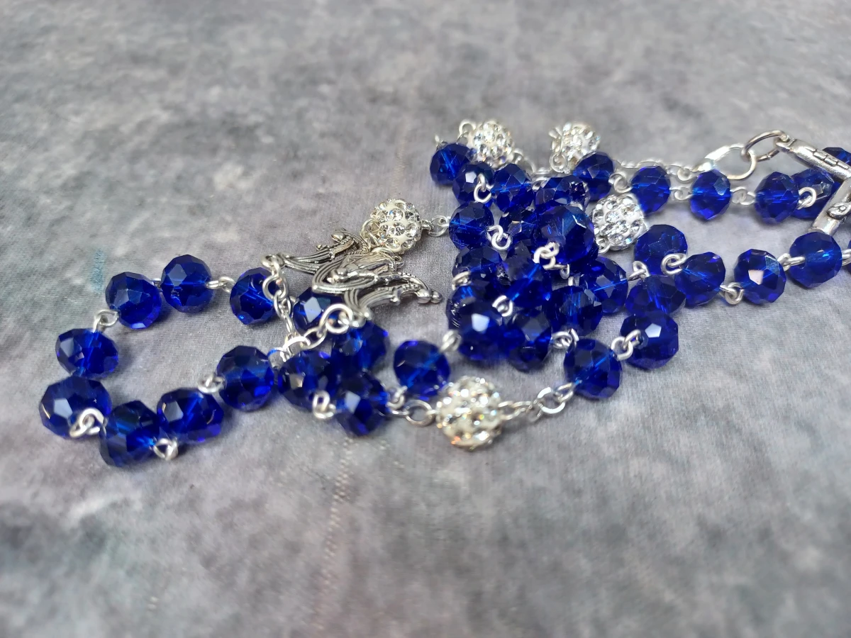 Blauwe glaskralen rozenkrans met strass accentkralen - foto 3