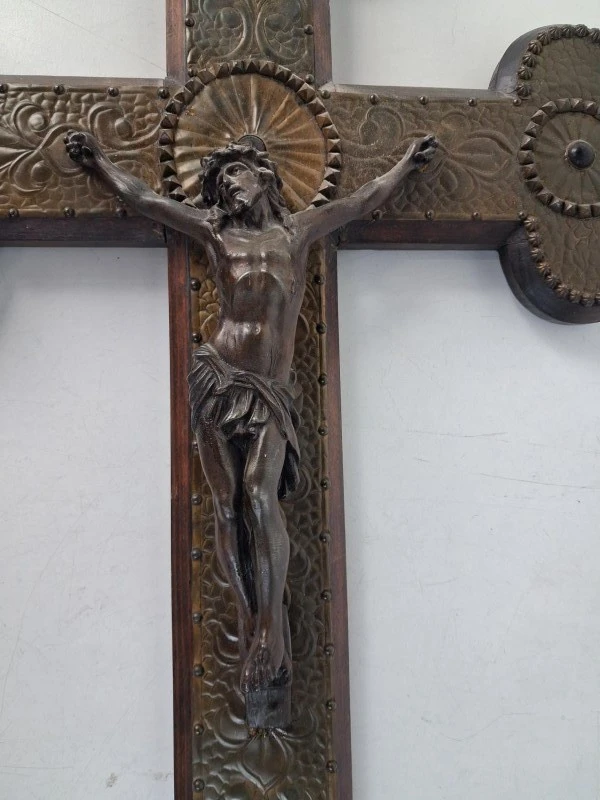 Groot Antiek Neo-Gotisch Wandcrucifix met Brass Reliëfwerk en Bronzen Corpus – Ca. 1900 - foto 3