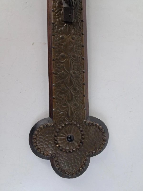 Groot Antiek Neo-Gotisch Wandcrucifix met Brass Reliëfwerk en Bronzen Corpus – Ca. 1900 - foto 4