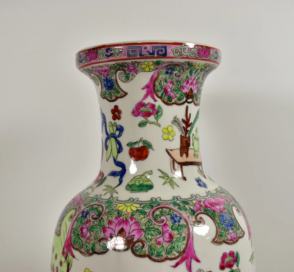 Decoratieve Chinese porseleinen vaas met kleurrijke motieven - foto 8