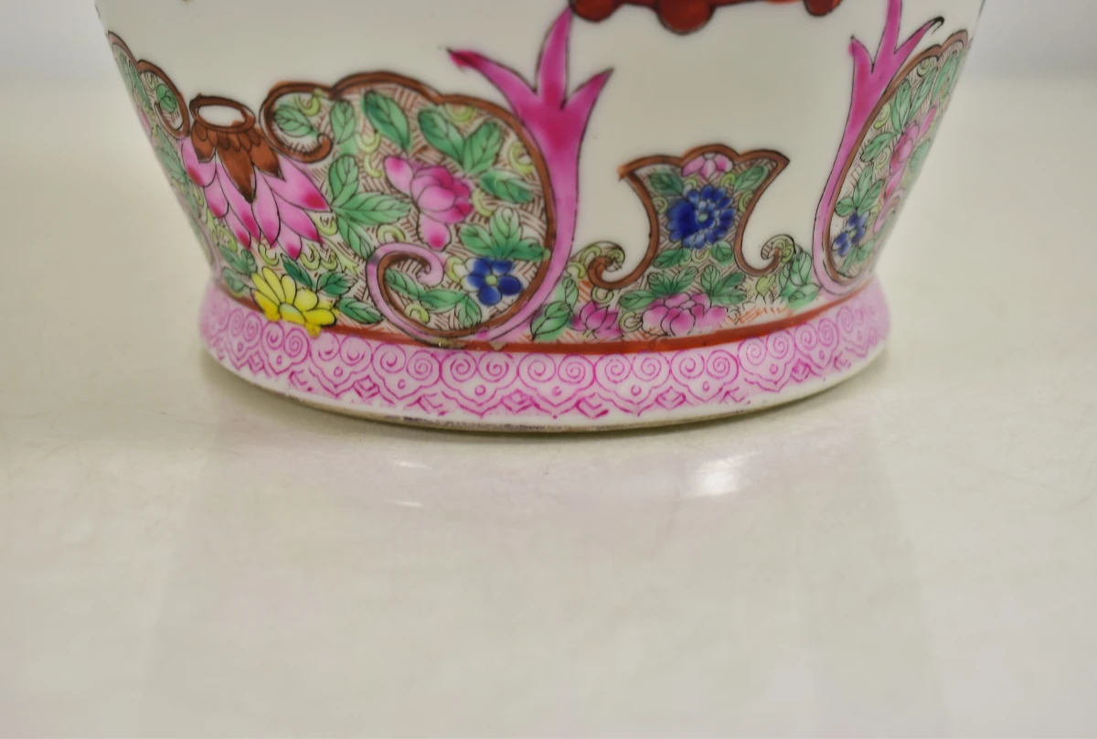 Decoratieve Chinese porseleinen vaas met kleurrijke motieven - foto 4