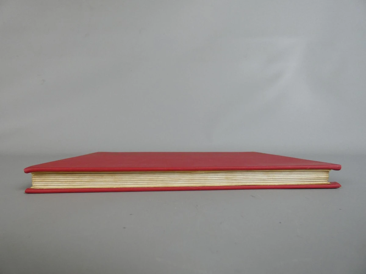 Gevuld rood postzegelalbum