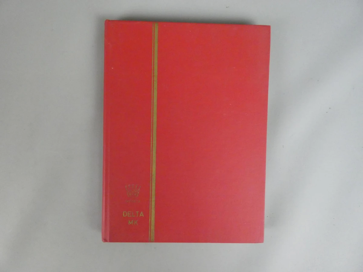 Gevuld rood postzegelalbum