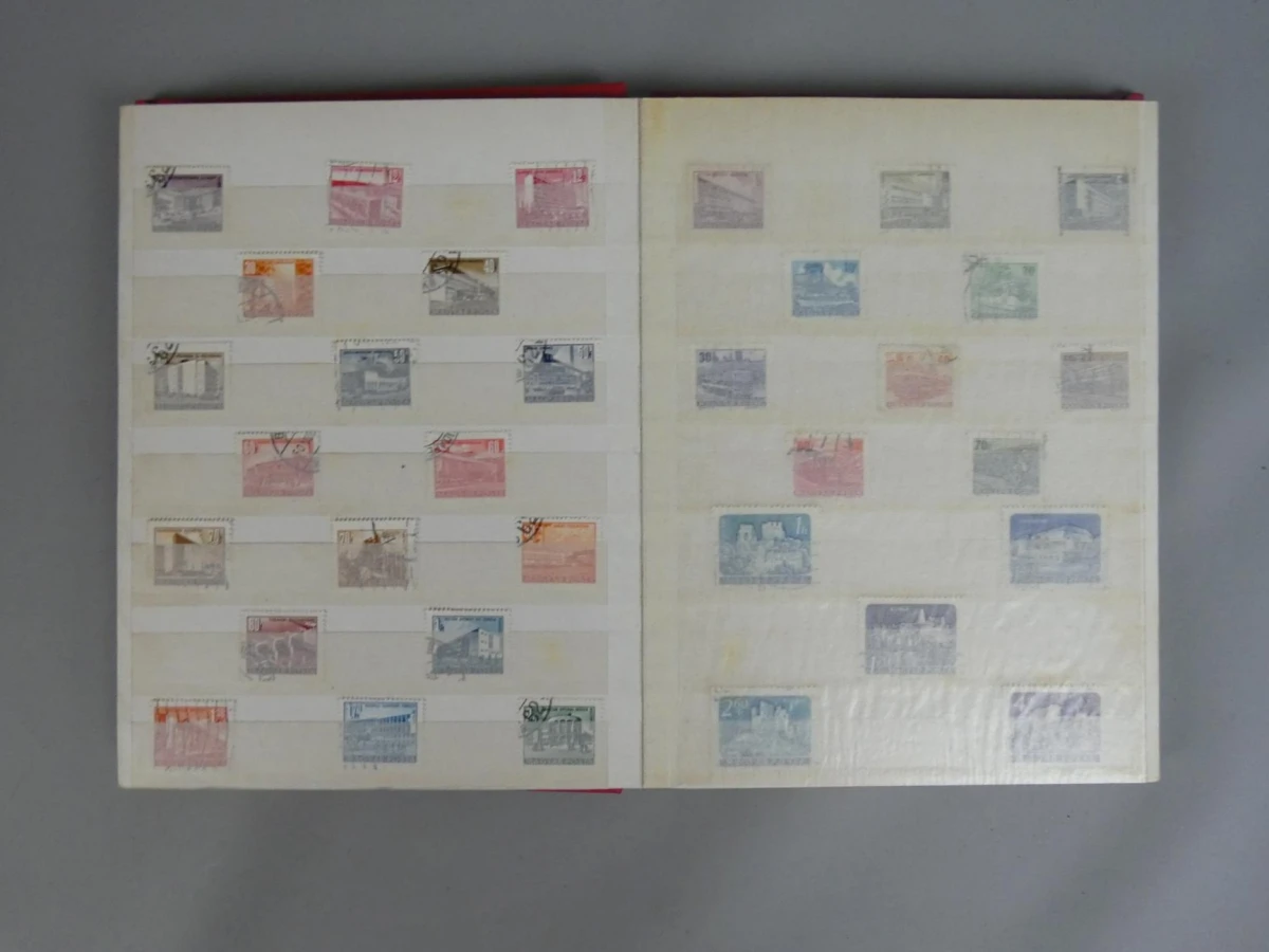 Gevuld rood postzegelalbum