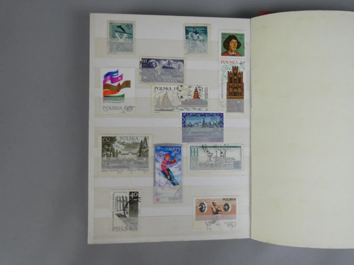 Gevuld rood postzegelalbum