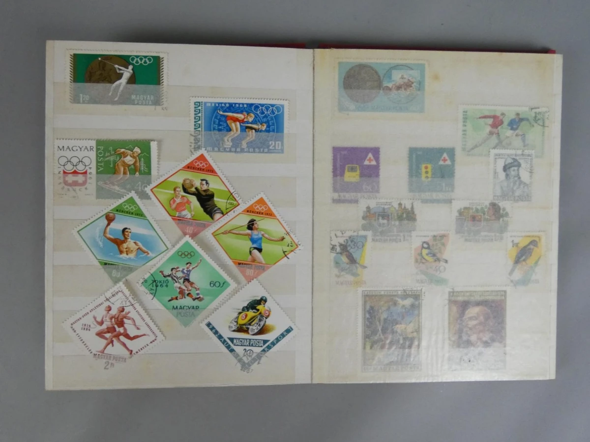 Gevuld rood postzegelalbum