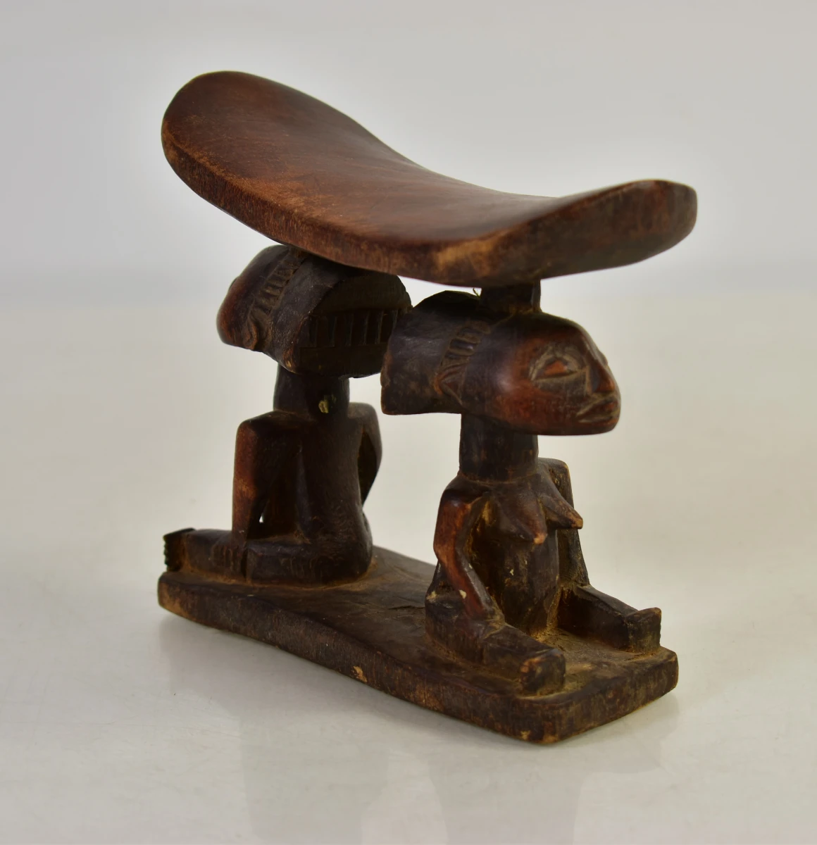 Houten Afrikaans neksteun met twee figuren - foto 3