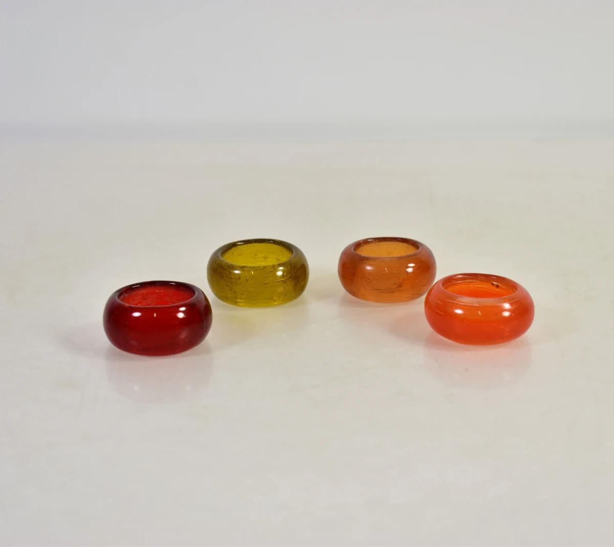 Set van 4 gekleurde glazen servetringen met doos - foto 2