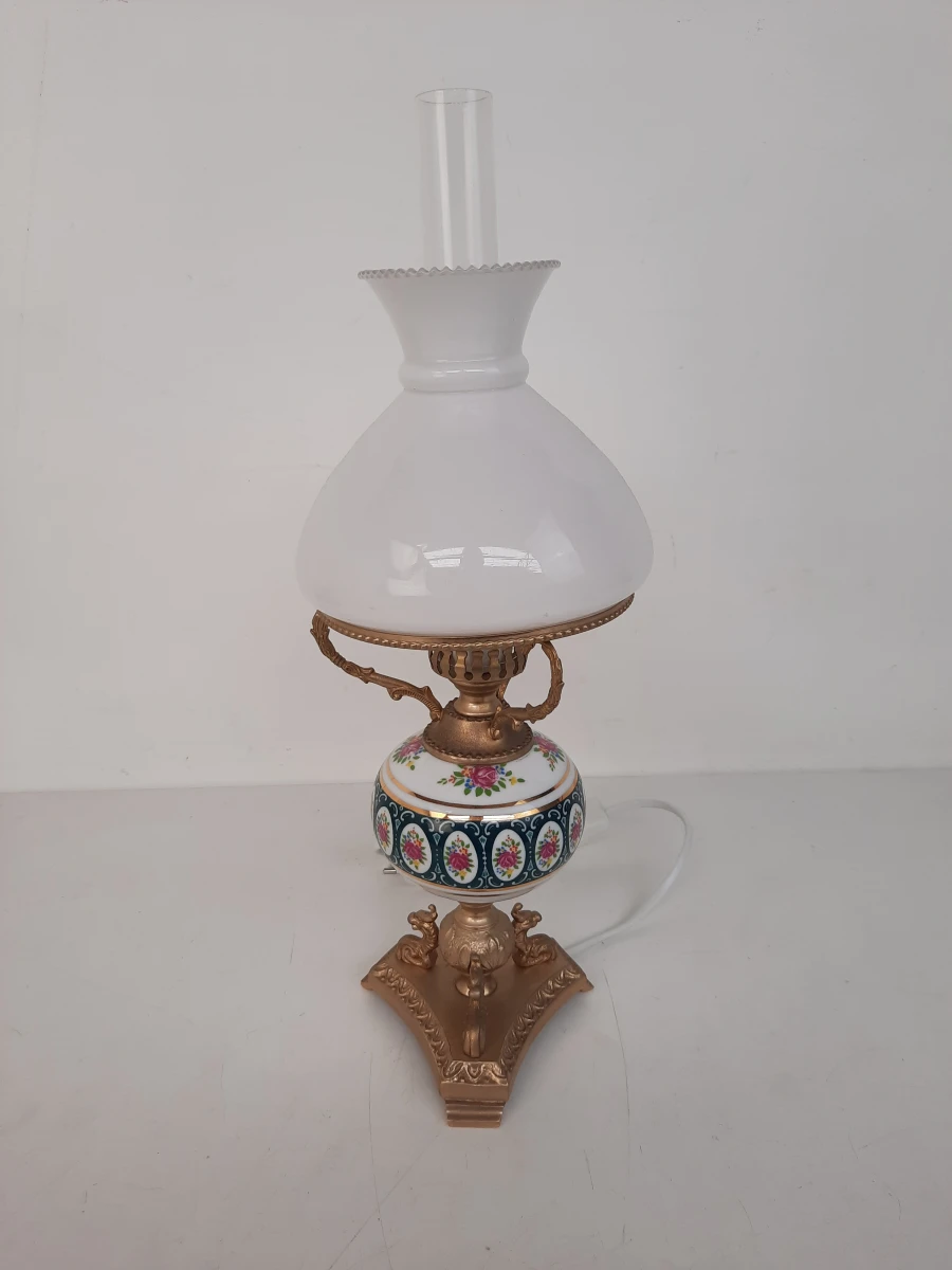Klassieke Elektrische Olielamp / Tafellamp met Porseleinen Voet en Opaalglazen Kap