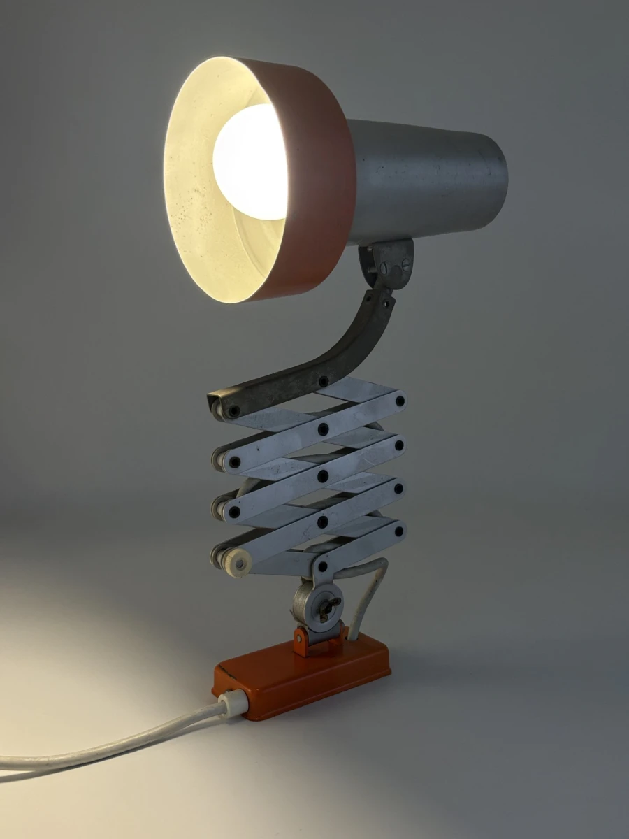 Vintage verstelbare bureaulamp met oranje accenten