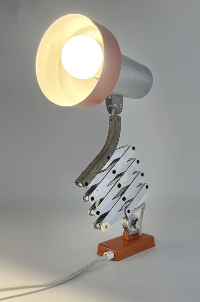 Vintage verstelbare bureaulamp met oranje accenten