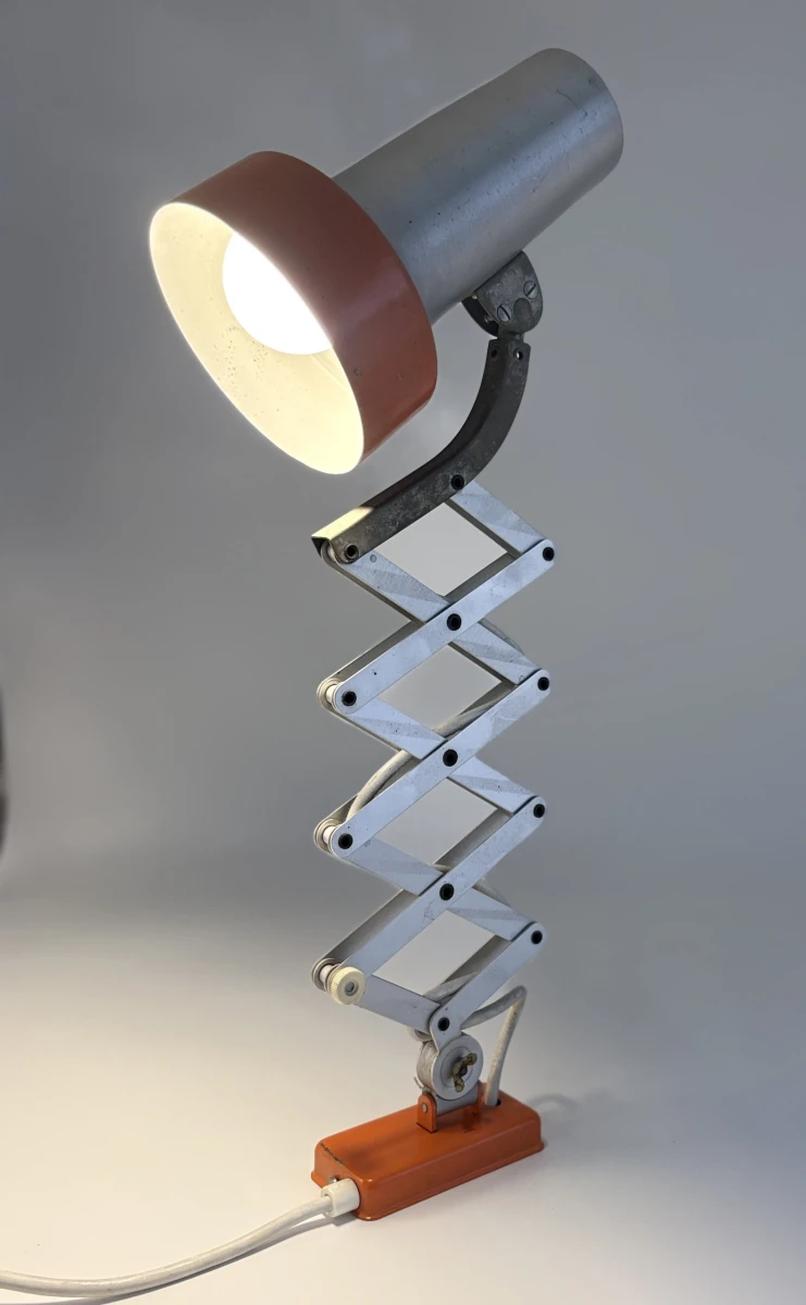 Vintage verstelbare bureaulamp met oranje accenten