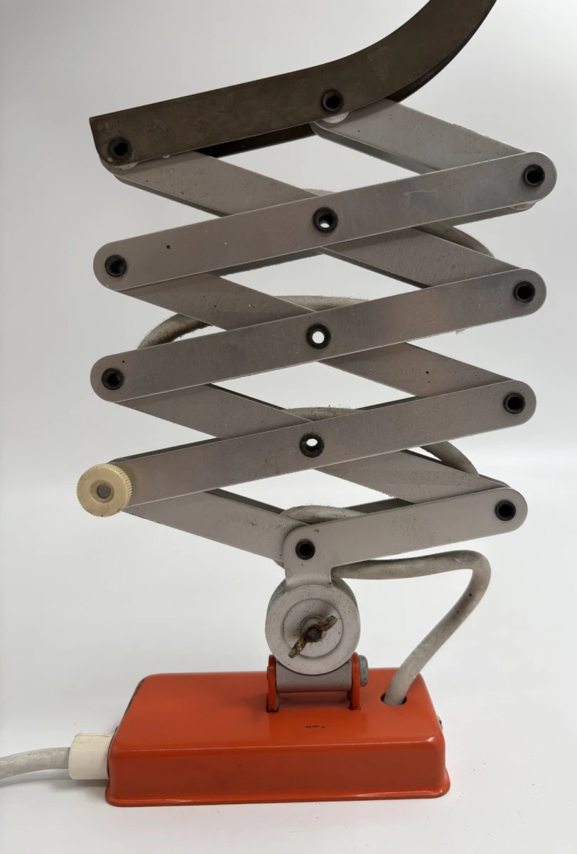 Vintage verstelbare bureaulamp met oranje accenten