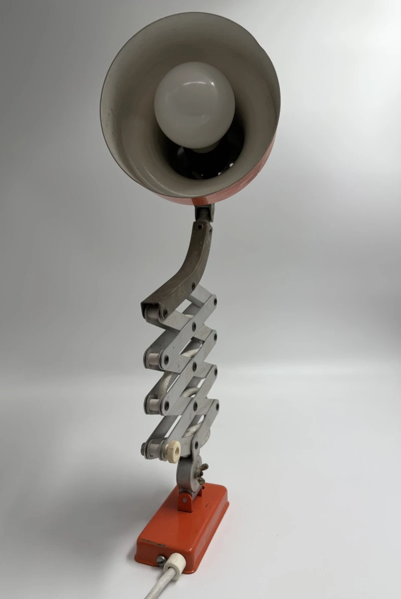 Vintage verstelbare bureaulamp met oranje accenten