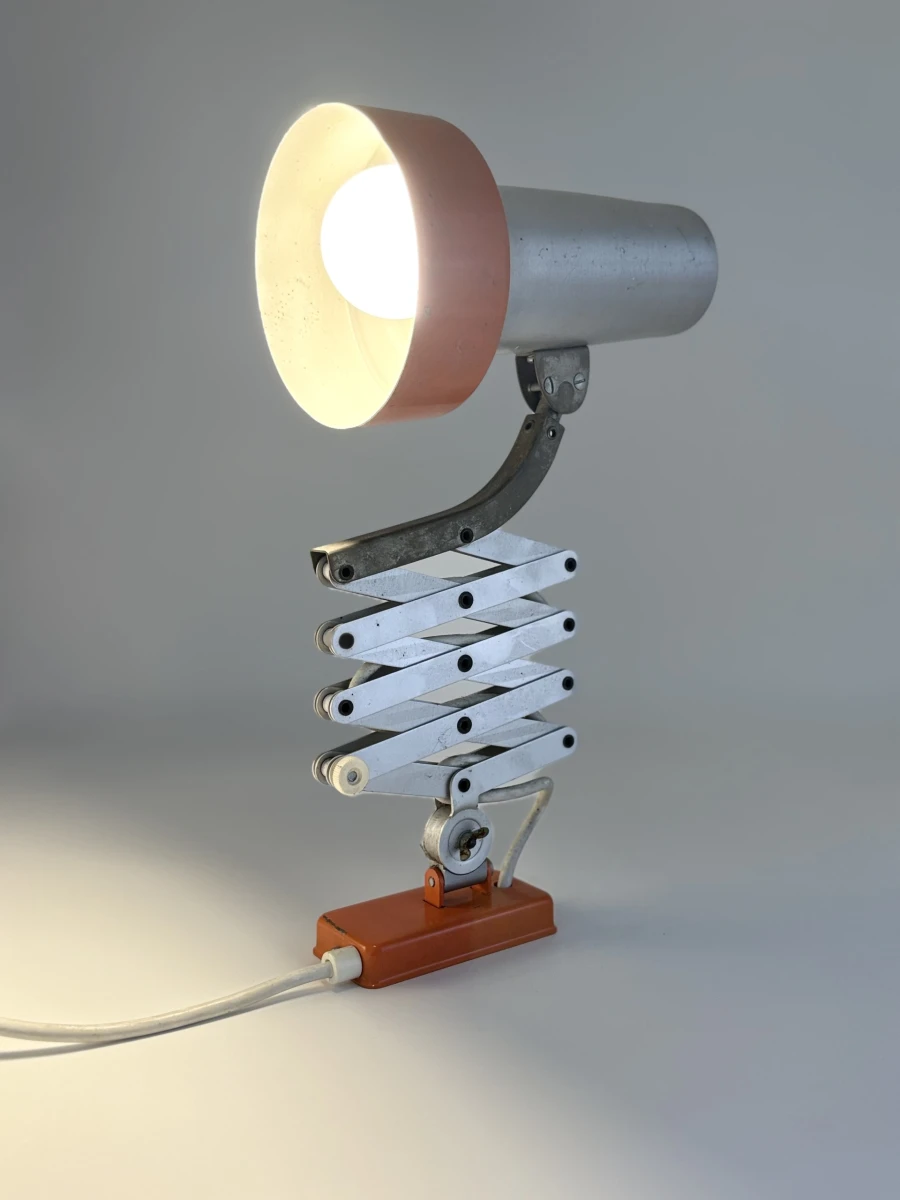 Vintage verstelbare bureaulamp met oranje accenten
