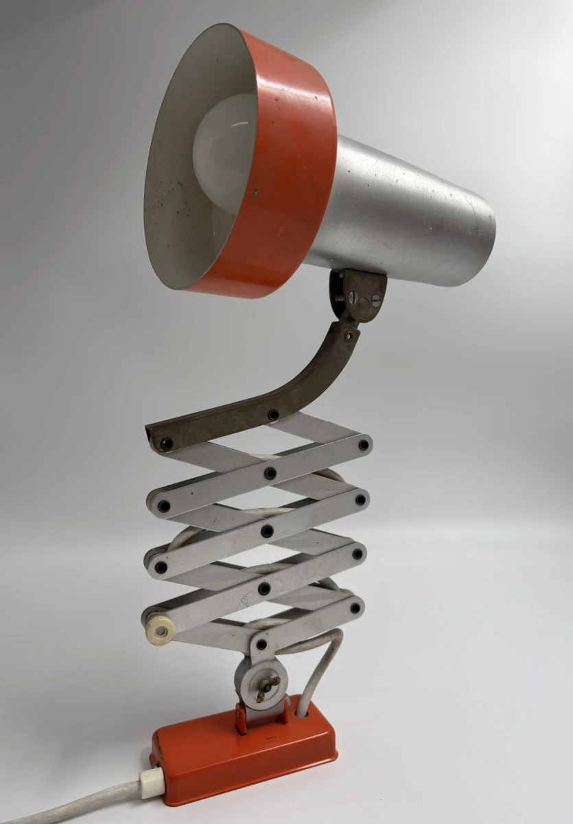 Vintage verstelbare bureaulamp met oranje accenten