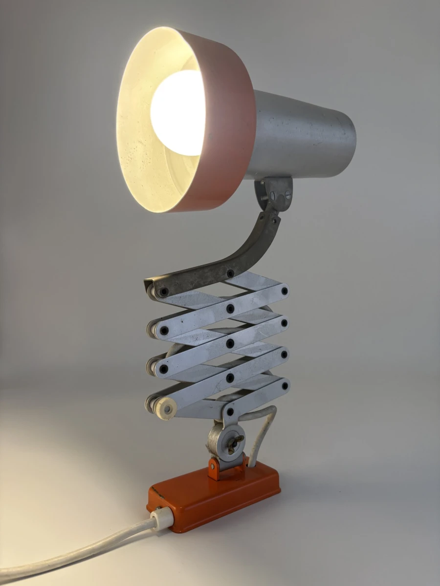 Vintage verstelbare bureaulamp met oranje accenten
