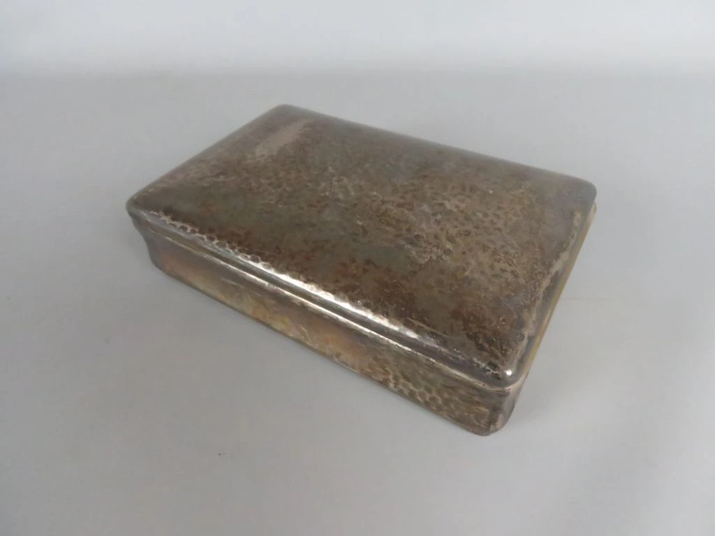 Antiek metalen sieradendoosje met deksel