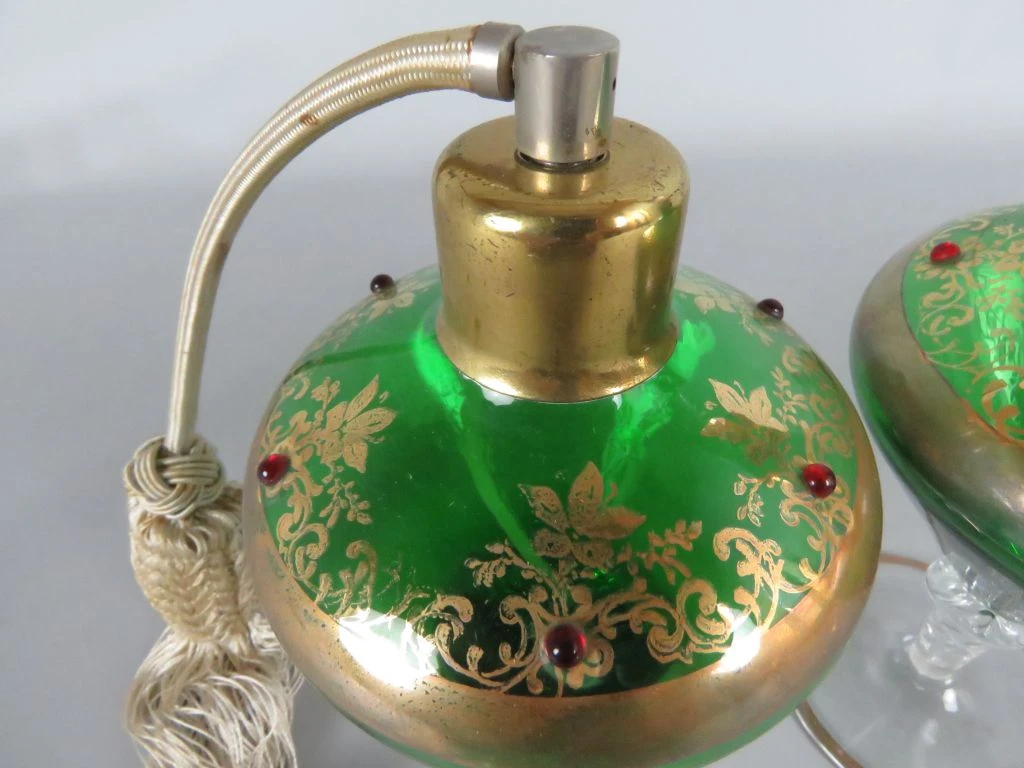 Set van 2 vintage groene parfumflacons met gouden details