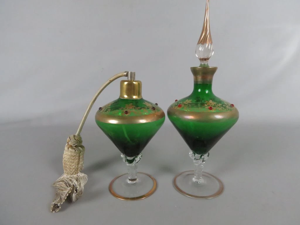 Set van 2 vintage groene parfumflacons met gouden details