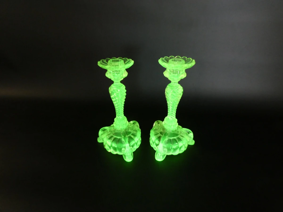 Duo uraniumglazen kandelaars