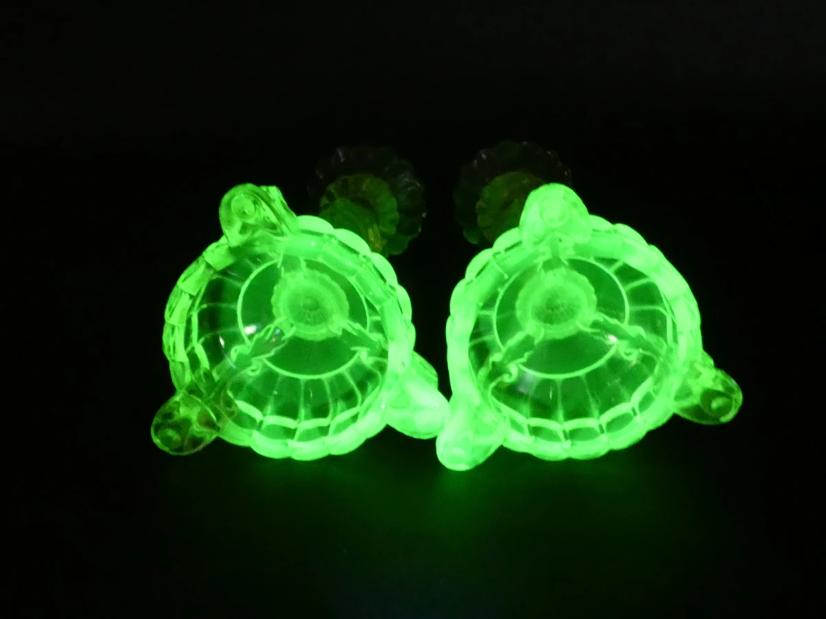 Duo uraniumglazen kandelaars