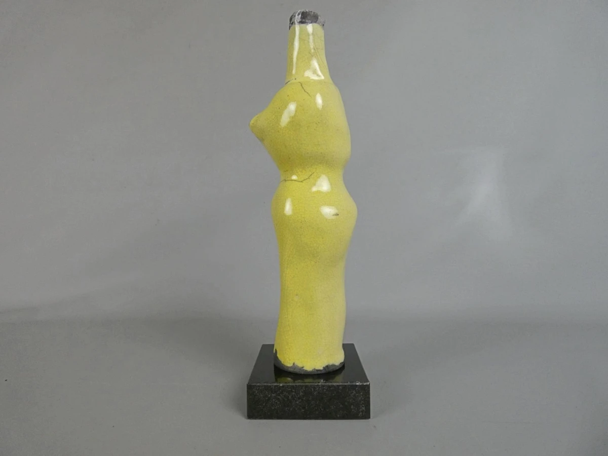Sculptuur van een gestileerd vrouwelijk figuur