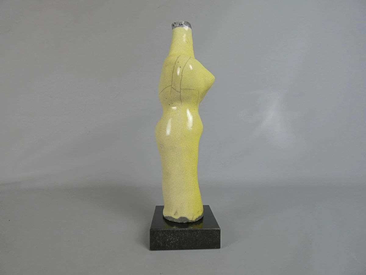 Sculptuur van een gestileerd vrouwelijk figuur