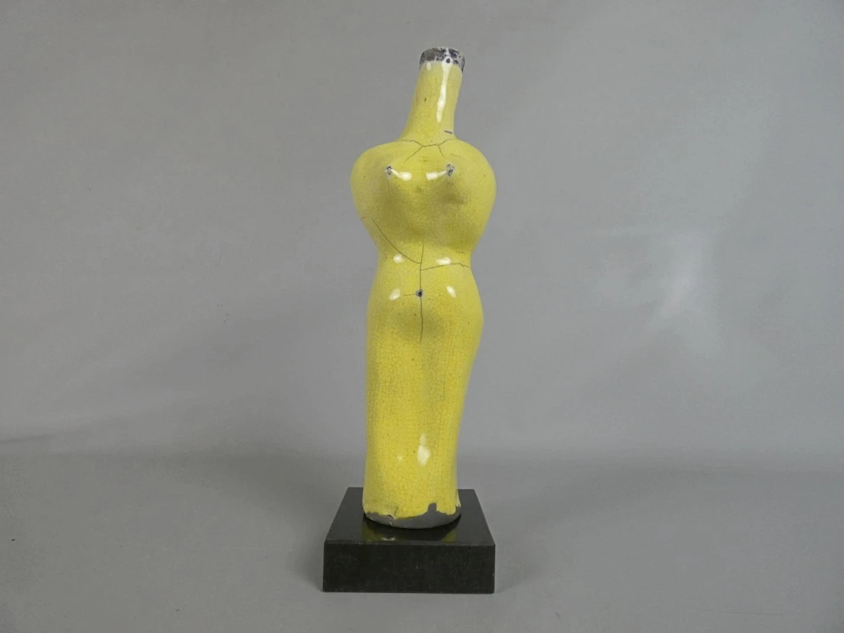Sculptuur van een gestileerd vrouwelijk figuur