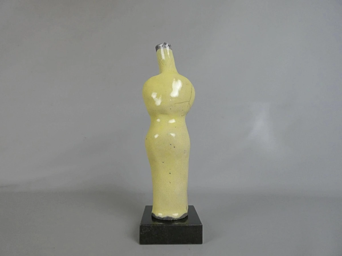 Sculptuur van een gestileerd vrouwelijk figuur