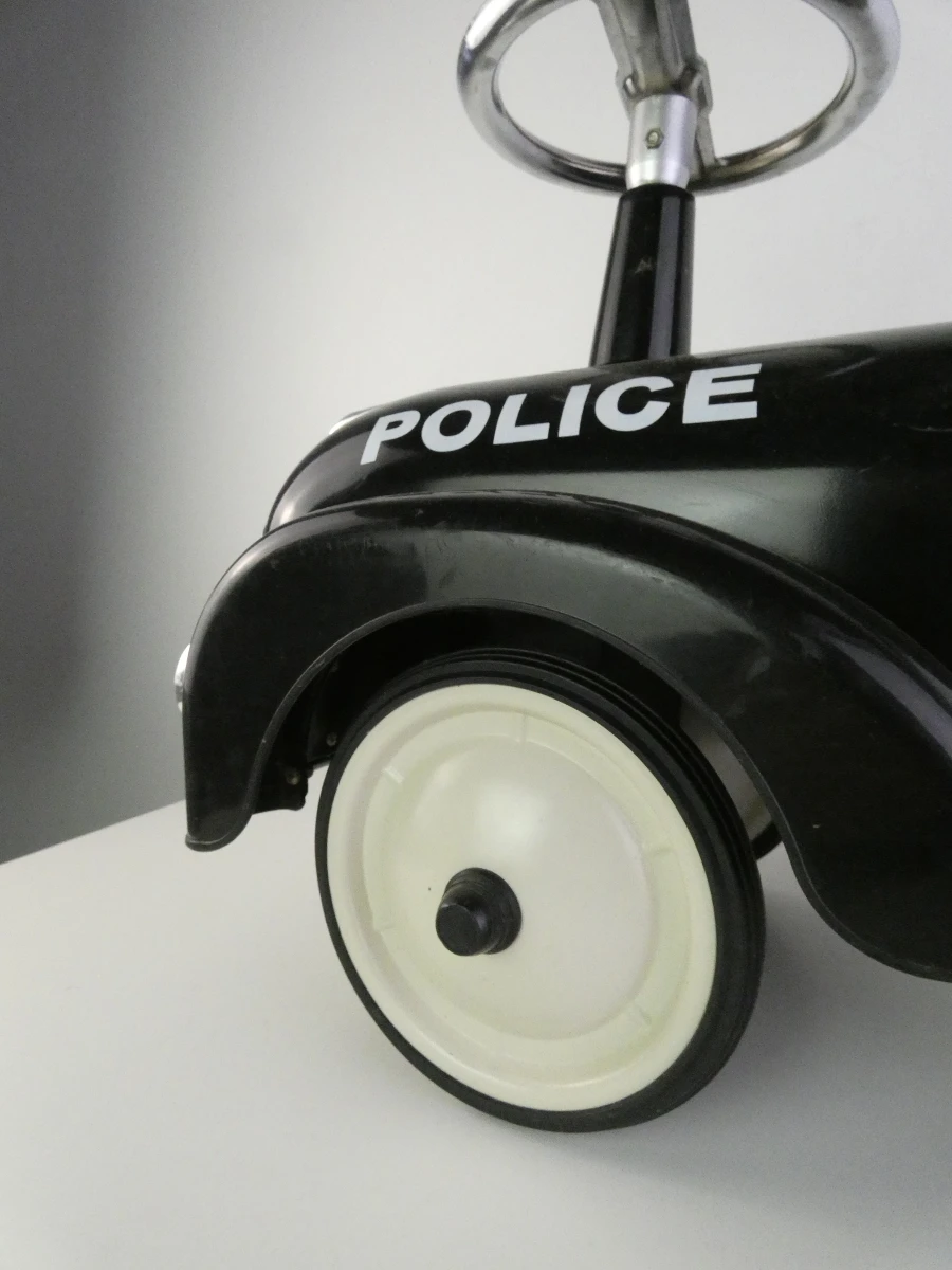 Zwarte loopauto politie thema voor kinderen
