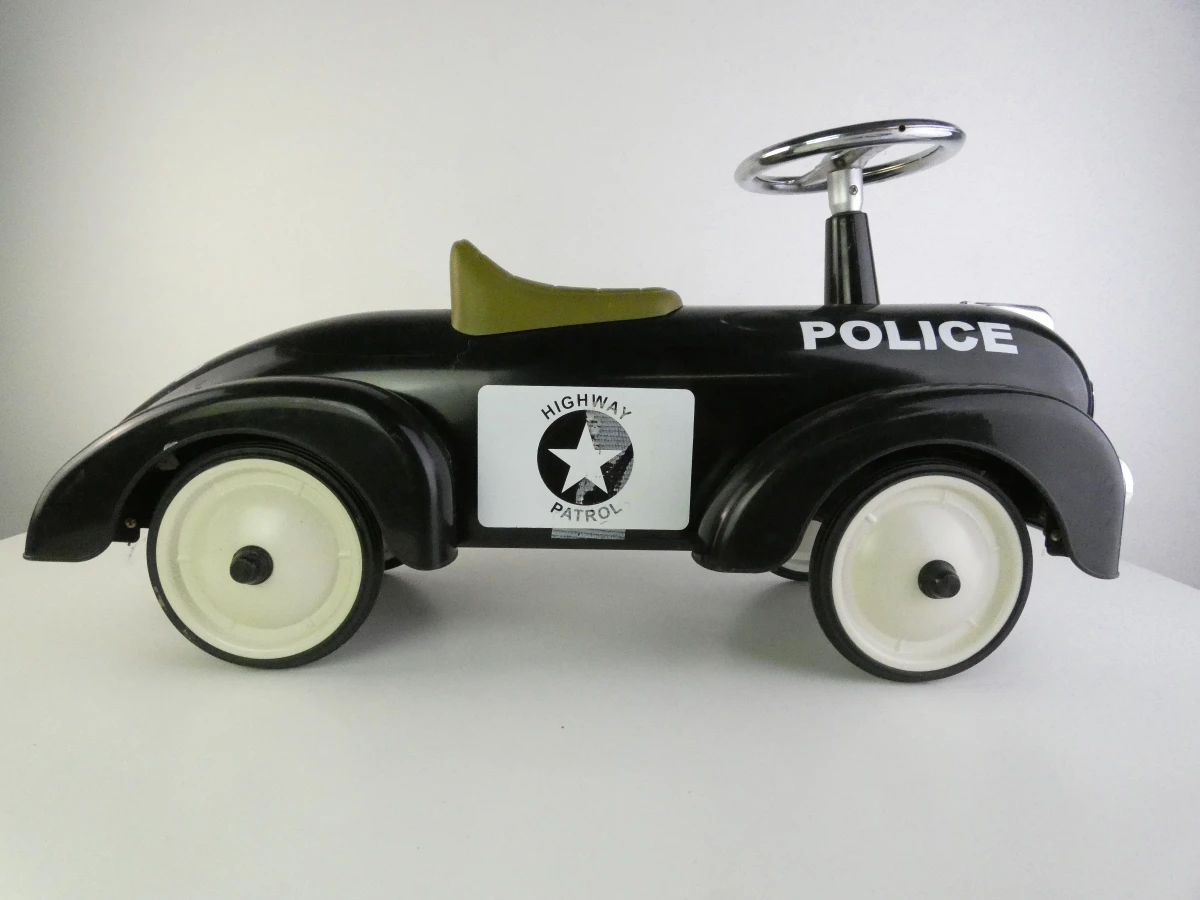 Zwarte loopauto politie thema voor kinderen