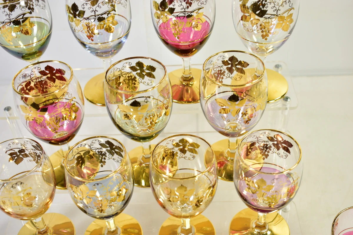 Set van 17 glaasjes met karaf in gekleurd glas en gouden accenten - foto 3